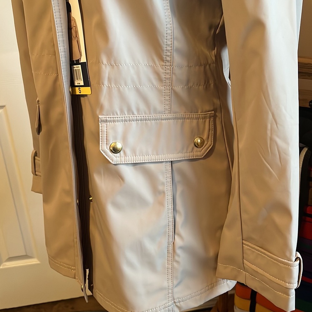 Adorable looking little Rain Coat, perfect for rainy days - Picture 4 of 8